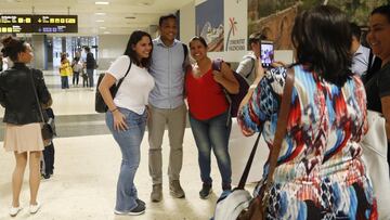 Muriel se fotografía con unas aficionadas a la llegada del Sevilla a Valencia.