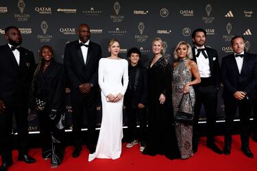 La princesa Charlene de Mónaco posa con miembros de la organización Peace and Sport: la medallista olímpica canadiense Marlene Niedecker, la judoca francesa Clarisse Agbegnenou, el jugador de baloncesto francés Florent Pietrus, la futbolista neerlandesa Laura Juul, Hussein al-Ali Zada, el patinador franco-estadounidense Julian Agliardi, el taekwondo marfileño Cheick Cisse y el director ejecutivo Jean-Jerome Perrin Mortier (der.) a su llegada antes de la ceremonia de entrega del Balón de Oro 2025.