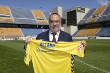 Alfredo Relaño posa con la camiseta.