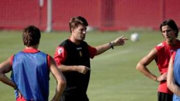 <b>EXPECTANTE. </b>Laudrup trabaja como si el Mallorca jugase en agosto la Europa League.