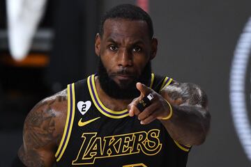 El Rey llega a su décima final (cuarto jugador en la historia en lograrlo), la primera con la camiseta de los Lakers, en busca de su cuarto anillo. Lo hace con una mentalidad igual de ganadora pero con un juego mucho más colaborativo. Muestra de ello es que esta ha sido su mejor temporada como asistente en toda su carrera. Aunque eso no le impide seguir protagonizando actuaciones individuales de cara al aro de las que destrozan defensas, como los casi 40 puntos con los que eliminó a Denver. A sus 35 años juega como no ha jugado nadie de 35 años y será aún hoy, 17 temporadas después de debutar, el mejor jugador sobre la pista en las Finales.