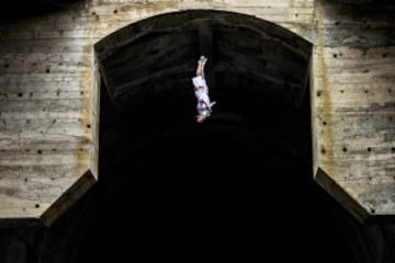 El clavadista colombiano en el paraíso de La Cueva Azul 