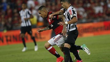 Paolo Guerrero durante el partido de Copa do Brasil contra el Santos.