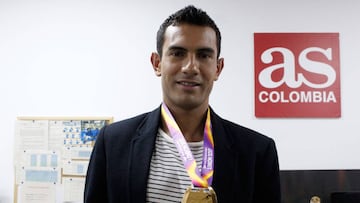 Éider Arévalo comparte su medalla de oro con AS