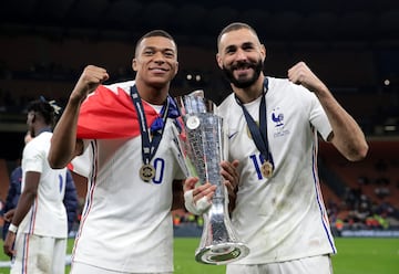 España se adelantó con un gol de Oyarzabal tras una asistencia de Busquets. Sin embargo, Francia reaccionó rápidamente con un golazo de Benzema y, posteriormente, Mbappé anotó el tanto de la victoria en una jugada polémica por posible fuera de juego. A pesar de los esfuerzos finales de La Roja, el marcador no se movió y Francia se llevó el título.