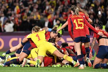 Las jugadoras celebran el primer Mundial de Fútbol Femenino para la selección española. 
