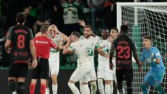 ELCHE, 10/10/2022.- Los jugadores del Elche protestan la colegiado Pizarro Gómez el penalti pitado a favor del Mallorca durante el encuentro correspondiente a la octava jornada de primera división que disputan hoy lunes en el estadio Martínez Valero, en Elche. EFE/ Biel Alino
