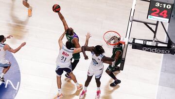 Will Thomas, ala-pívot del Unicaja, atrapa un rebote ante el Río Breogán.