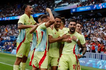 Dos goles de Camello en la prórroga dan la victoria a la Selección de fútbol masculino en los JJ OO de París 32 años después de la última presea dorada.
