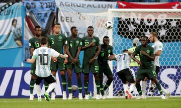 Messi en el lanzamiento de una falta.