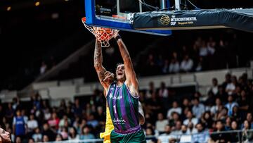 Osetkowski, haciendo un mate ante el Al Riyadi.