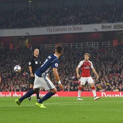 Alexis y Lacazette meten al Arsenal en la pelea por la Premier