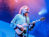 El cantante Roberto Iniesta, 'Robe', actúa durante una actuación en el Auditorio Marina Sur, a 11 de mayo de 2024, en Valencia, Comunidad Valenciana (España). Robe Iniesta es compositor, músico, poeta y escritor, conocido por ser el fundador en 1987 y cantante del grupo de rock español Extremoduro. En 2015, Robe publicó su primer trabajo en solitario, titulado ‘Lo que aletea en nuestras cabezas’. En 2023 presentó su último disco hasta la fecha, titulado ‘Se nos lleva el aire’. Su nueva gira, ‘Ni santos ni inocentes’, que comienza hoy y llevará al cantante por toda España hasta noviembre, sirve de presentación para el álbum.
11 MAYO 2024;ROBE;ROBE INIESTA;CANTANTE;MÚSICO;MÚSICA;CONCIERTO;GIRA;EXTREMODURO;
Rober Solsona / Europa Press
11/05/2024