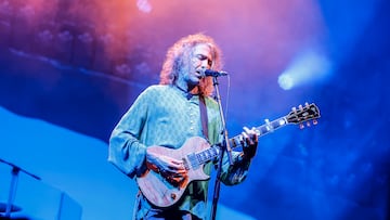 El cantante Roberto Iniesta, 'Robe', actúa durante una actuación en el Auditorio Marina Sur, a 11 de mayo de 2024, en Valencia, Comunidad Valenciana (España). Robe Iniesta es compositor, músico, poeta y escritor, conocido por ser el fundador en 1987 y cantante del grupo de rock español Extremoduro. En 2015, Robe publicó su primer trabajo en solitario, titulado ‘Lo que aletea en nuestras cabezas’. En 2023 presentó su último disco hasta la fecha, titulado ‘Se nos lleva el aire’. Su nueva gira, ‘Ni santos ni inocentes’, que comienza hoy y llevará al cantante por toda España hasta noviembre, sirve de presentación para el álbum.
11 MAYO 2024;ROBE;ROBE INIESTA;CANTANTE;MÚSICO;MÚSICA;CONCIERTO;GIRA;EXTREMODURO;
Rober Solsona / Europa Press
11/05/2024