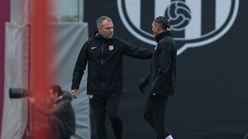 El técnico alemán del FC Barcelona,Hansi Flick (i) y el delantero brasileño Raphinha (d).