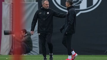 El técnico alemán del FC Barcelona,Hansi Flick (i) y el delantero brasileño Raphinha.