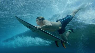 Surfista en ba&ntilde;ador haciendo el pato para pasar por debajo de una ola con su tabla de surf. En el show reel de Laurent Pujol.