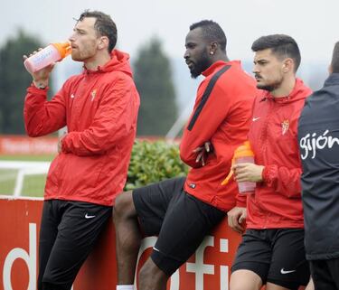 Barcelona - Sporting Gijón team news: No Iniesta as Lucho innovates again