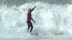 Italo Ferreira levanta el dedo sobre su tabla de surf tras surfear una ola de 9.57 en el MEO Rip Curl Pro Portugal, del CT 2020 de la World Surf League.
