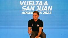 Remco Evenepoel sonríe durante su conferencia de prensa previa al inicio de la Vuelta a San Juan.
