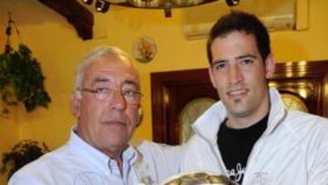 <b>MUROS. </b>El actual meta del Cádiz, Kiko Casilla, atendió a los consejos del mítico portero del Sevilla, Superpaco, en la tertulia de la SER.