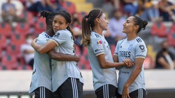 Las futbolistas de TIgres celebran la anotación de Stephany Mayor durante los Cuartos de Final de Ida de la Liga MX Femenil