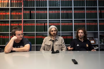 Jaime Barbosa, Carlos Elías y Álvaro Rivas, en la sala de tomos de la redacción de AS.