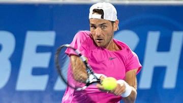 El tenista croata Matija Pecotic devuelve una bola durante su partido ante Jack Sock en el torneo de Delray Beach.