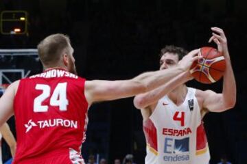 El pívot español, Pau Gasol (d), y el polaco Przemyslaw Karnowski (i) durante el partido de octavos de final del Europeo 2015 entre las selecciones de España y Polonia, celebrado en el estadio Pierre Mauroy de la localidad francesa de Lille