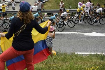 Aficionada presente en la 17ª etapa del Tour de Francia anima portando una bandera nacional de Colombia. 