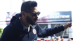 El jugador de la seleccion chilena Jhonny Herrera es fotografiados durante la llegada a el hotel Dream de Temuco.