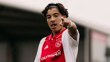 Rayane Bounida celebra un gol con el Ajax. Madrid y Barcelona le tienen en su radar.