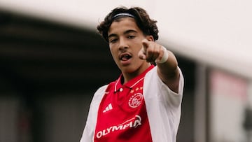 Rayane Bounida celebra un gol con el Ajax.