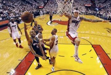 Tony Parker de San Antonio Spurs, el alero Shane Battier y Chris Andersen de Miami Heat en una jugada del partido