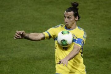 El jugador de Suecia, Zlatan Ibrahimovic, controla el balón durante el partido que enfrenta a la selección de portugal con la de Suecia, para la clasificación para el Mundial de Brasil 2014 en el Friends Arena de Solna.