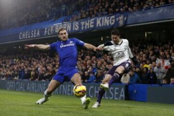 Chelsea-Everton. Bryan Oviedo del Everton y Branislav Ivanovic del Chelsea.