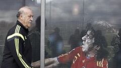 Del Bosque, junto a un cartel de Carles Puyol.