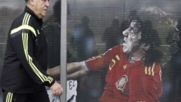 Del Bosque, junto a un cartel de Carles Puyol.