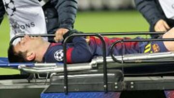 DOLOR. El gesto de Messi alarmó al Camp Nou y el argentino tuvo que ser retirado en camilla hasta la puerta del vestuario, sembrando el pánico en el estadio.