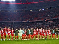 MUNICH (Germany), 18/03/2026.- Players of Bayern Munich celebrate with their supporters after winning the UEFA Champions League Round of 16 2nd leg match between Bayern Munich and Atalanta in Munich, Germany, 18 March 2026. (Liga de Campeones, Alemania) EFE/EPA/ANNA SZILAGYI