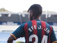 Efe, durante su presentación con el Huesca.
