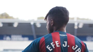 Efe, durante su presentación con el Huesca.