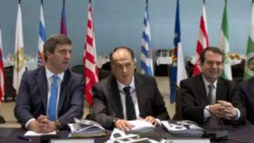 Javier Tebas , este miércoles con el presidente del Consejo Superior de Deportes, Miguel Cardenal, y el alcalde de Vigo, Abel Caballero.