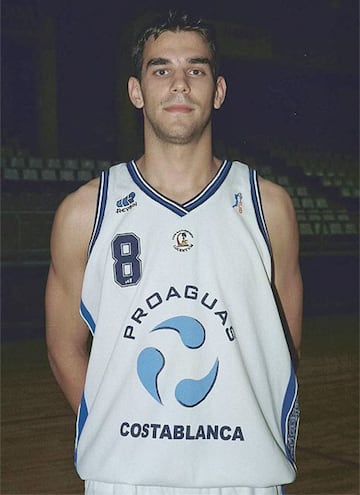 Debutó en la ACB a los 18 años en la temporada 2000-01 con el equipo alicantino recien ascendido. Lo hizo destacando, con unos promedios de 8,6 puntos en 25,3 minutos de media, lo que le llevó a ser el Mejor Debutante de la temporada para la revista "Gigantes del Basket".