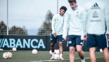 Renato Tapia durante un entrenamiento con el Celta.