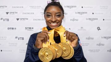 USA's Simone Biles poses after the apparatus finals with the five gold medals she won at the FIG Artistic Gymnastics World Championships at the Hanns-Martin-Schleyer-Halle in Stuttgart, southern Germany, on October 13, 2019. (Photo by Marijan Murat /