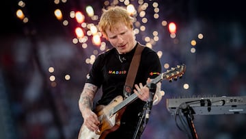 The popular English musician confirmed that he lives without a cellphone and replies to emails once a week via his iPad.