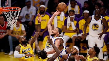 LOS ANGELES (United States), 04/04/2025.- Golden State Warriors guard Stephen Curry (top, 3-L) drives to the basket with the ball during the second quarter of the NBA basketball game between the Golden State Warriors and the Los Angeles Lakers in Los Angeles, California, USA, 03 April 2025. (Baloncesto) EFE/EPA/CAROLINE BREHMAN SHUTTERSTOCK OUT