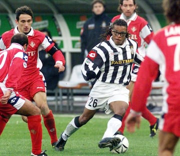 Paolo Poggi, al fondo, y Sergio Volpi, a la izquierda (de frente) y junto a Edgar Davids en un choque entre el Piacenza y la Juventus en diciembre de 2001.