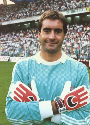 Formado en las canteras inferiores del Athletic Club, jug車 con el primer equipo entre 1986 y 1992. Visti車 la camiseta del Osasuna la temporada 1992-93.